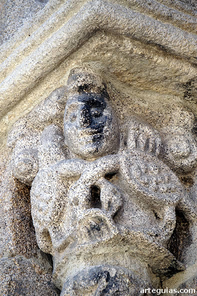 Capitel con cabeza humana y aves