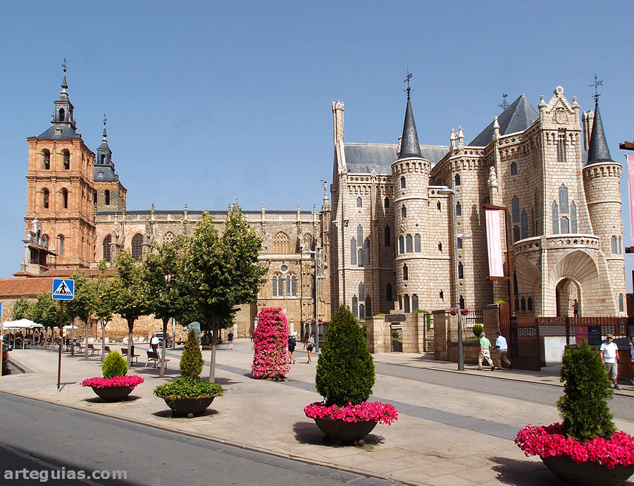 El Palacio Episcopal junto a la catedral de Astorga