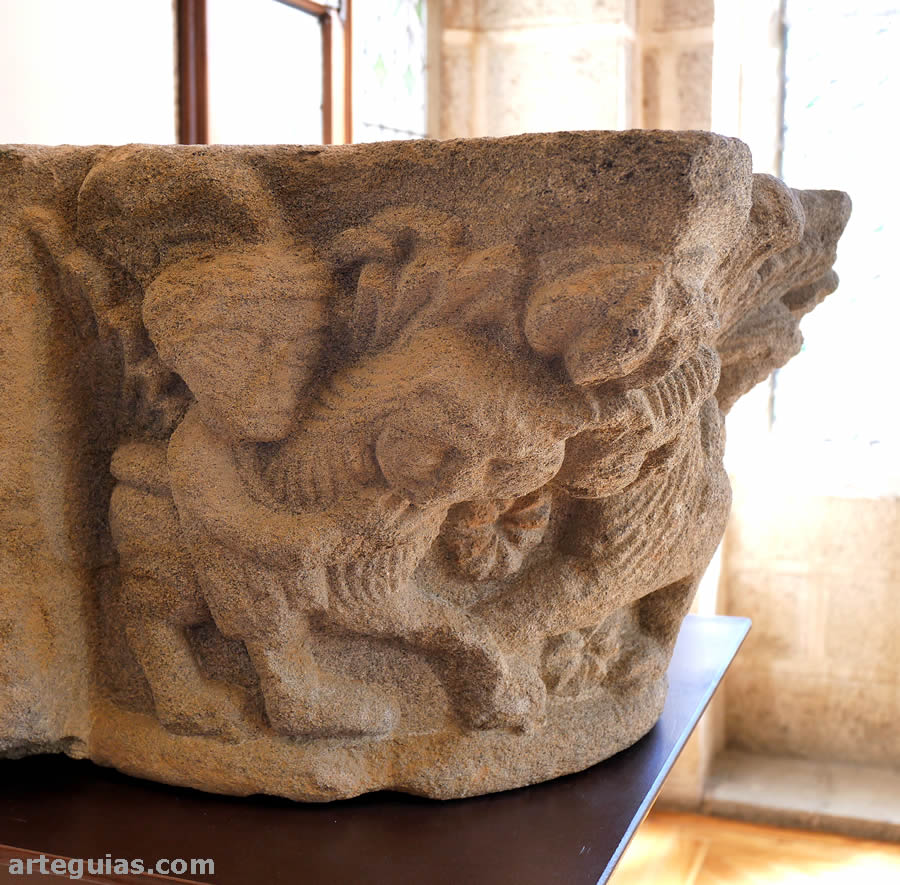 Uno de los capiteles rom&aacute;nicos que se expone en el Museo de los Caminos del Palacio Episcopal