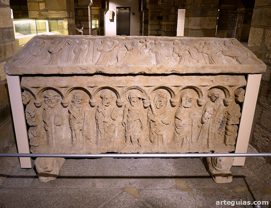 Sarc&oacute;fago medieval en la planta s&oacute;tano del palacio
