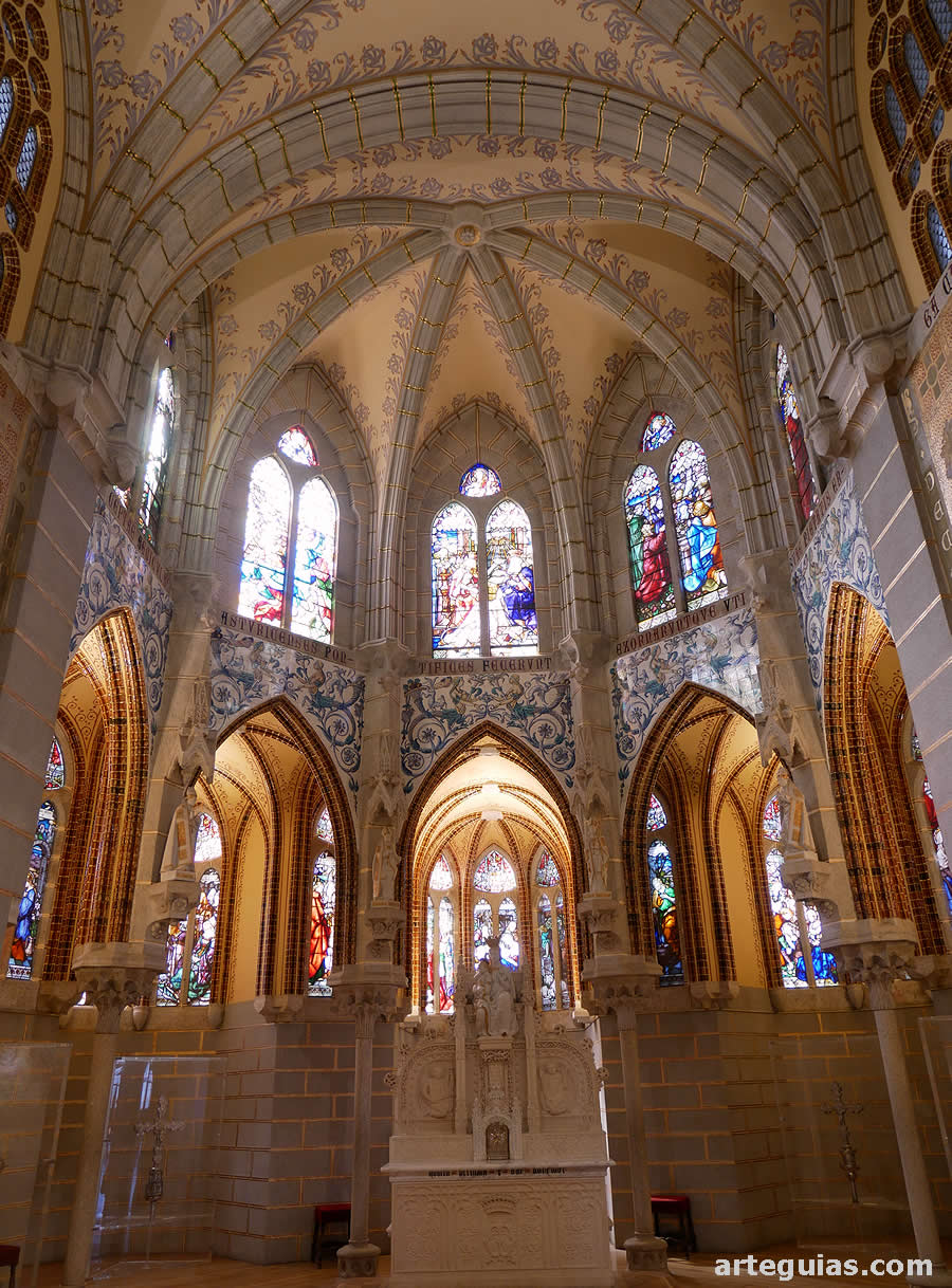Capilla del palacio muy decorada