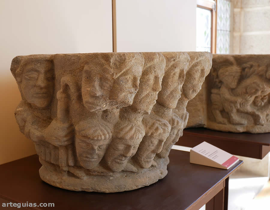 El Palacio Episcopal que funciona como Museo de los Caminos expone dos interesantes  capiteles rom&aacute;nicos