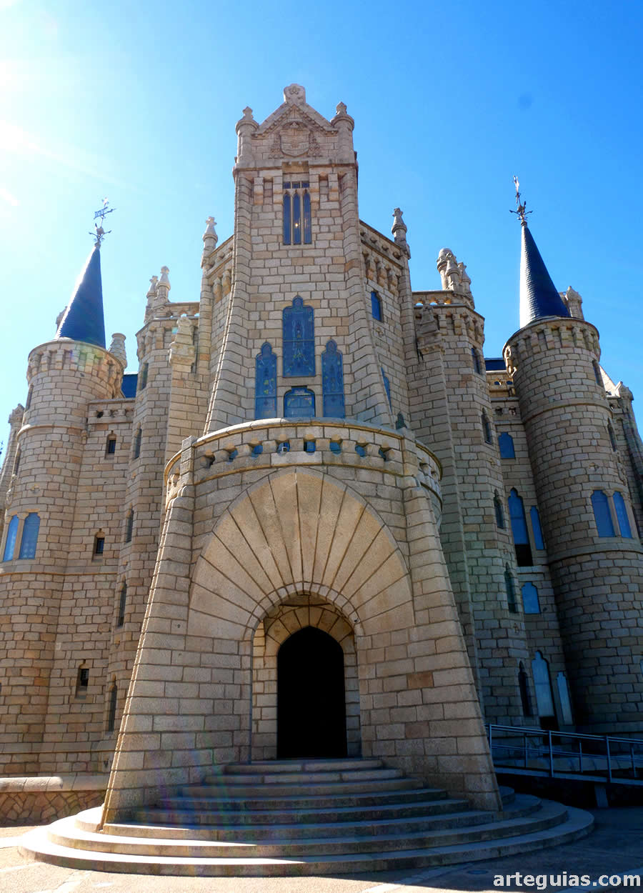 Monumental puerta del palacio