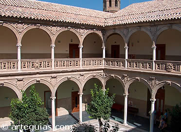 Patio de estilo renacentista del interior del Palacio de Jabalquinto