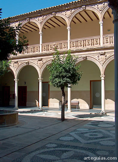 Patio de estilo renacentista del interior del Palacio de Jabalquinto