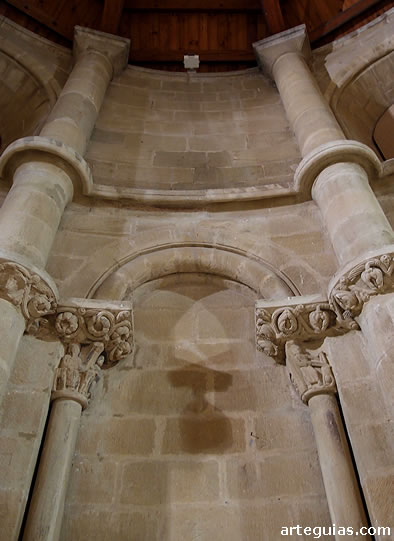 composición a base de columnas y arquerías