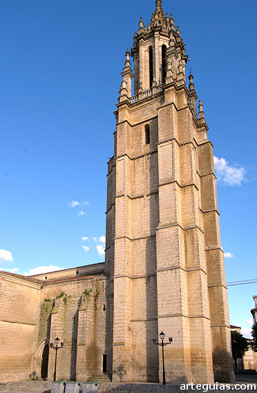 Impresionante campanario renacentista de la iglesia de Ampudia