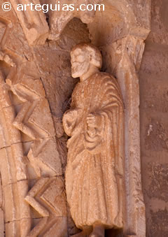 Estatua de un ap&oacute;stol &iquest;San Pedro? en la iglesia parroquial de San Pedro de Amusco, Palencia