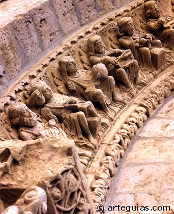 Detalle de la portada rom&aacute;nica. Iglesia parroquial de Santiago de Carri&oacute;n de los Condes. Palencia