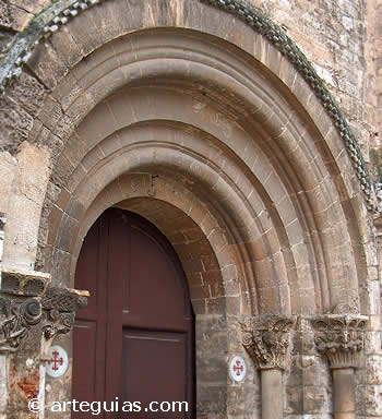 Magn&iacute;fica portada rom&aacute;nica de la iglesia de Monasterio de San Isidro de Due&ntilde;as, Palencia