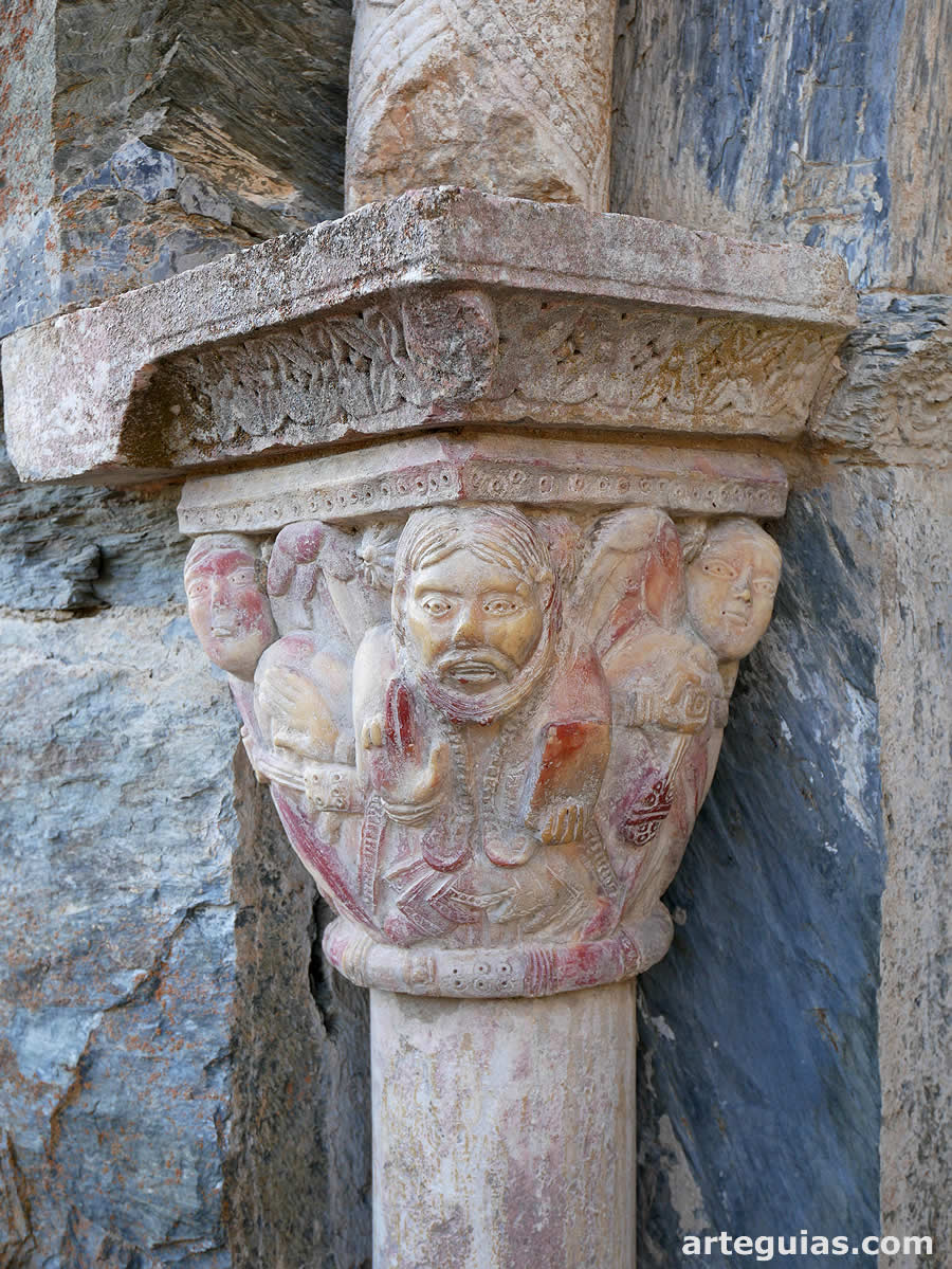 Capitel con un Maiestas Domini en la puerta norte