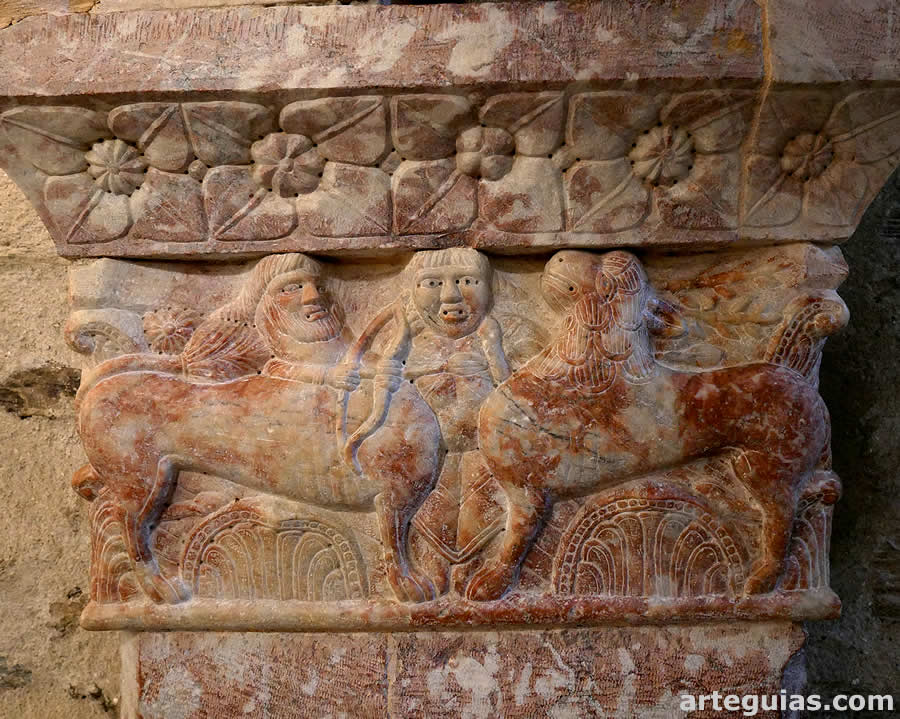 Pilastra encapitelada con un léon y una especi de centauro