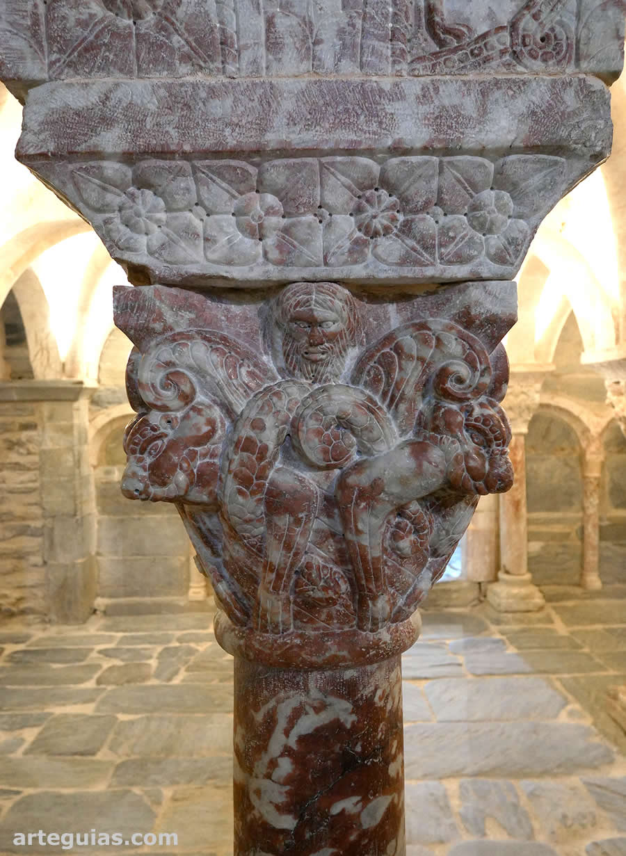Capitel románico de mármol rosa de la tribuna del priorato de Santa María