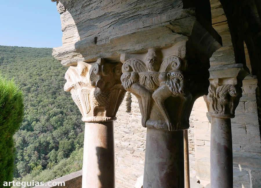 Capiteles de la galería porticada