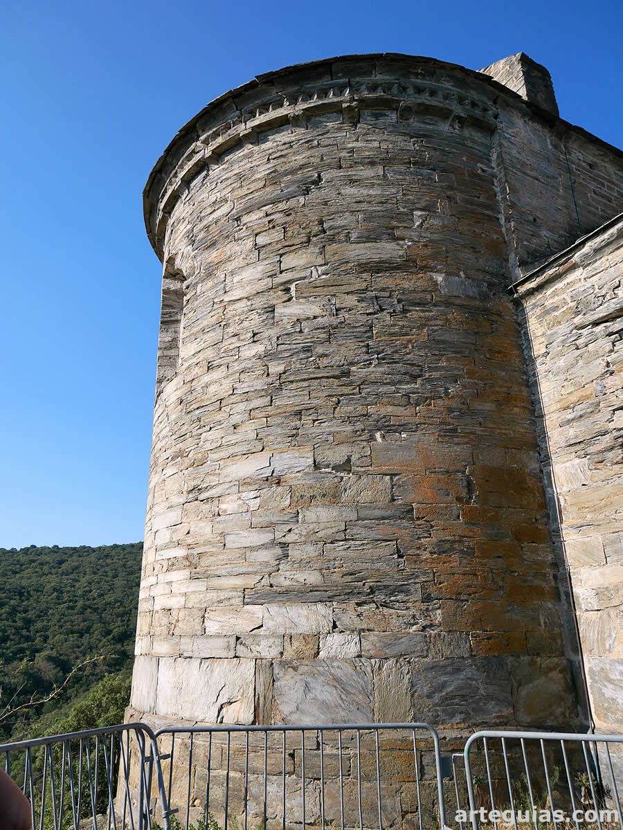 Ábside románico central del siglo XII