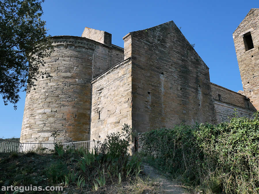 Priorato de Serrabona: cabecera y transepto de la iglesia desde el norte