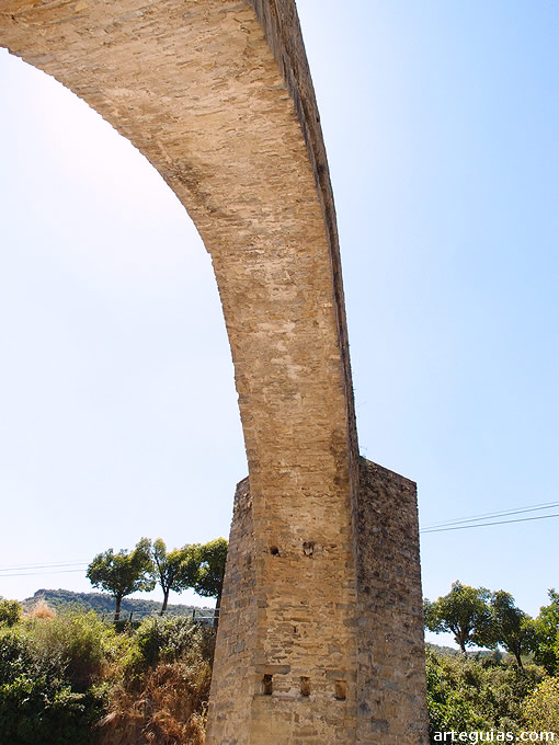 Puente de Besiáns, visto desde el río Ésera, donde se aprecia la altura y esbeltez del arco u ojo principal