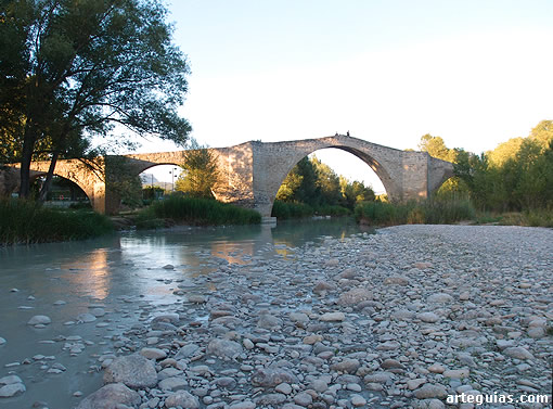 Puente de Capella desde el río Isábena