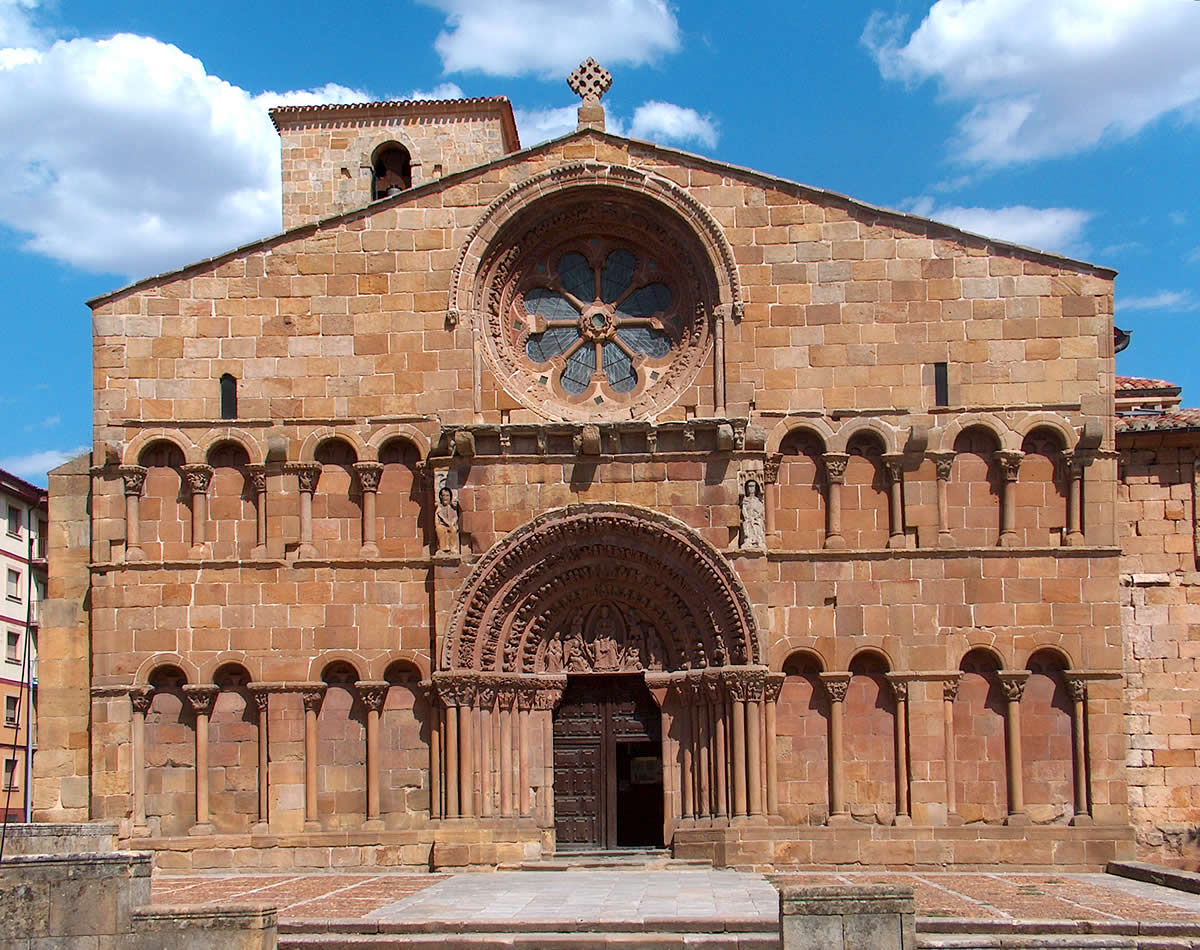 Fachada tardorrománica de Santo Domingo de Soria