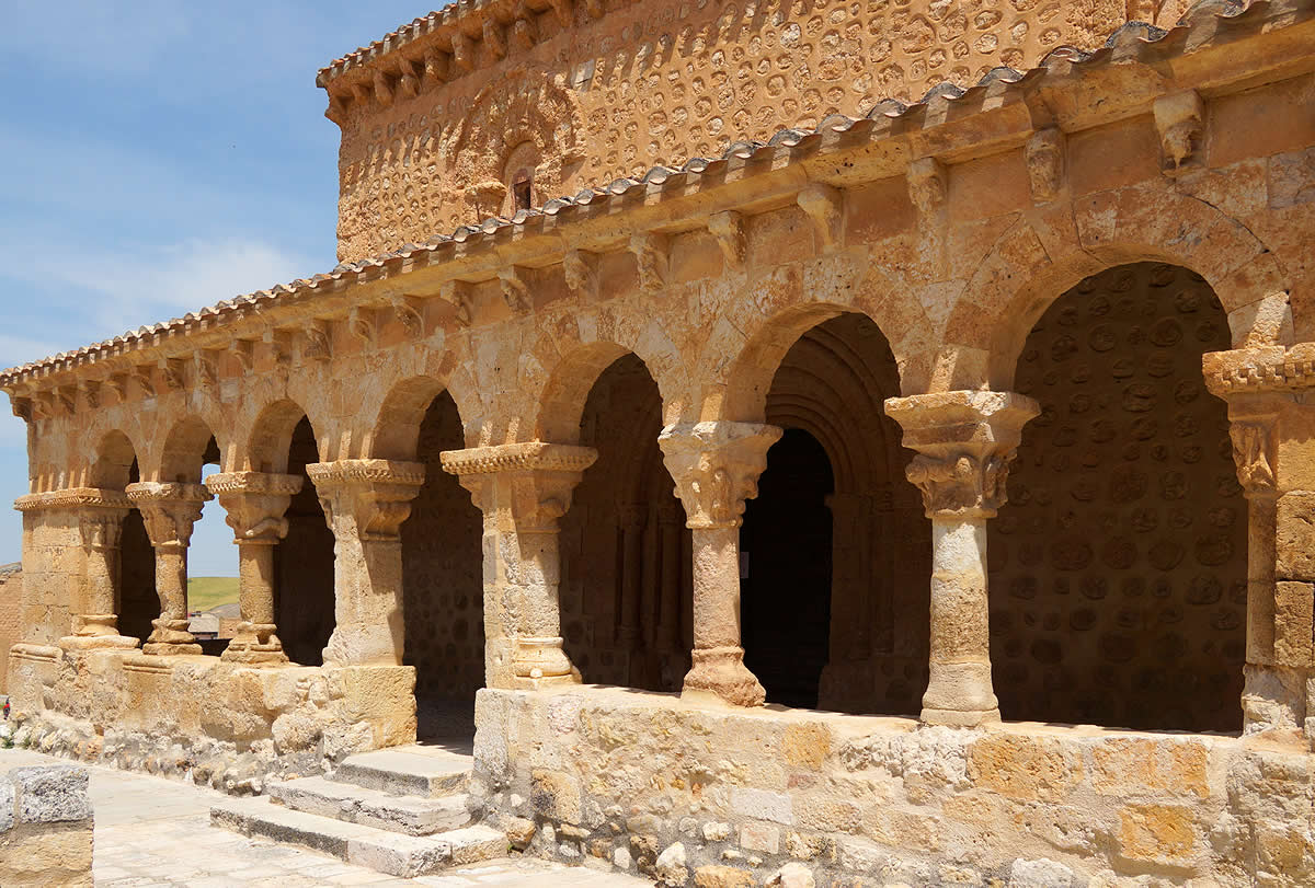 Galería porticada en la iglesia de San Miguel de San Esteban de Gormaz