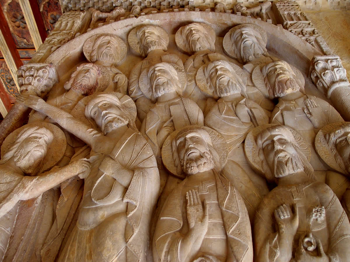 Relieve del pasaje bíblico de la Duda de Santo Tomás en el claustro románico de Santo Domingo de Silos
