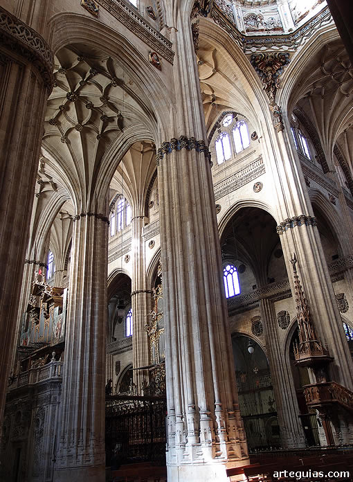 Interior fabuloso de la Catedral Nueva