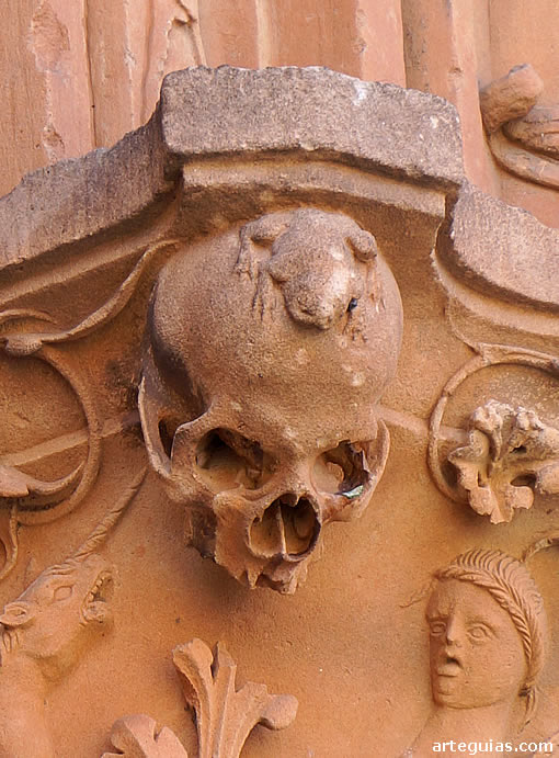 La célebre rana sobre un cráneo de la fachada de la Universidad de Salamanca