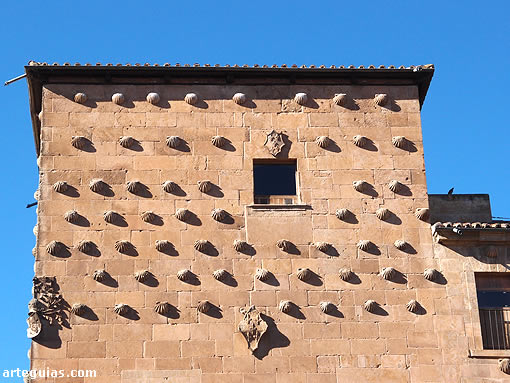 Torre con las célebres conchas en sus muros