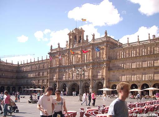 Otra fotografía de la Plaza Mayor con el Ayuntamiento al fondo