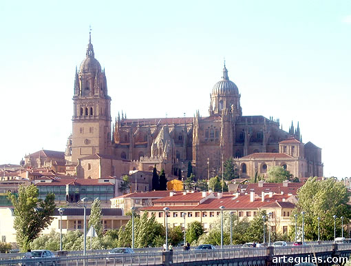 Ésta es una guía de la ciudad de Salamanca. EN la imagen las dos catedrales salmantinas