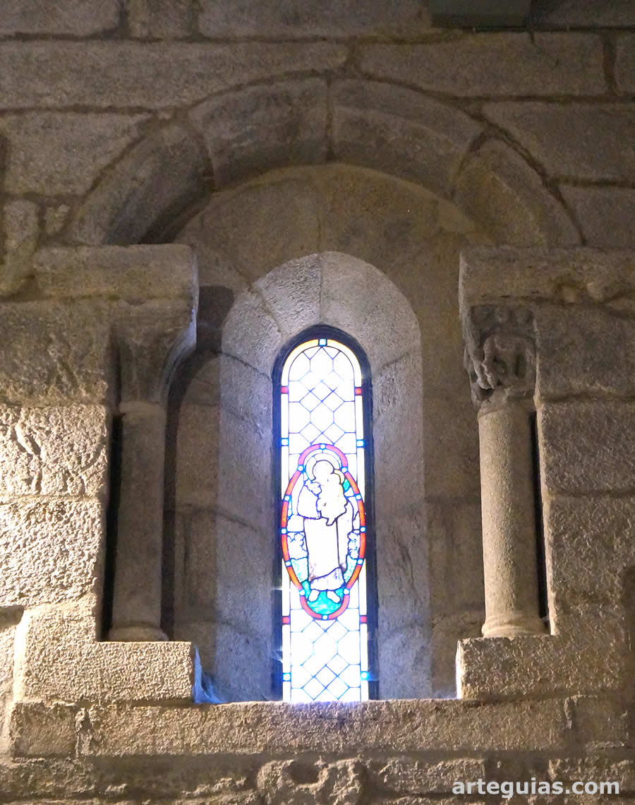 Ventanal románico del interior de la nave