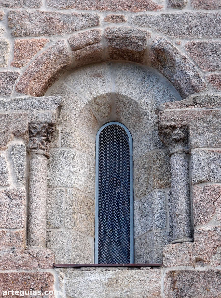 Ventanal meridional románico