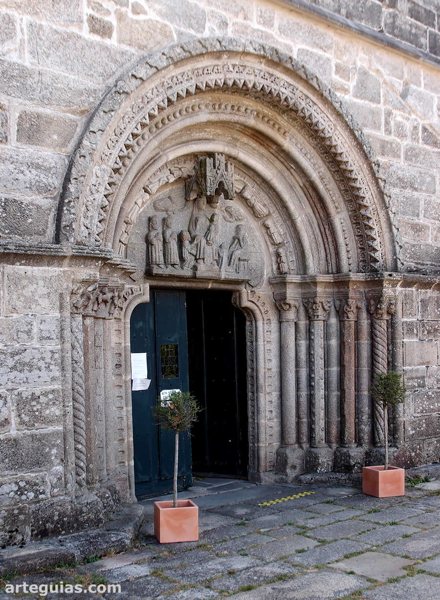 Portada románica de la iglesia del santuario