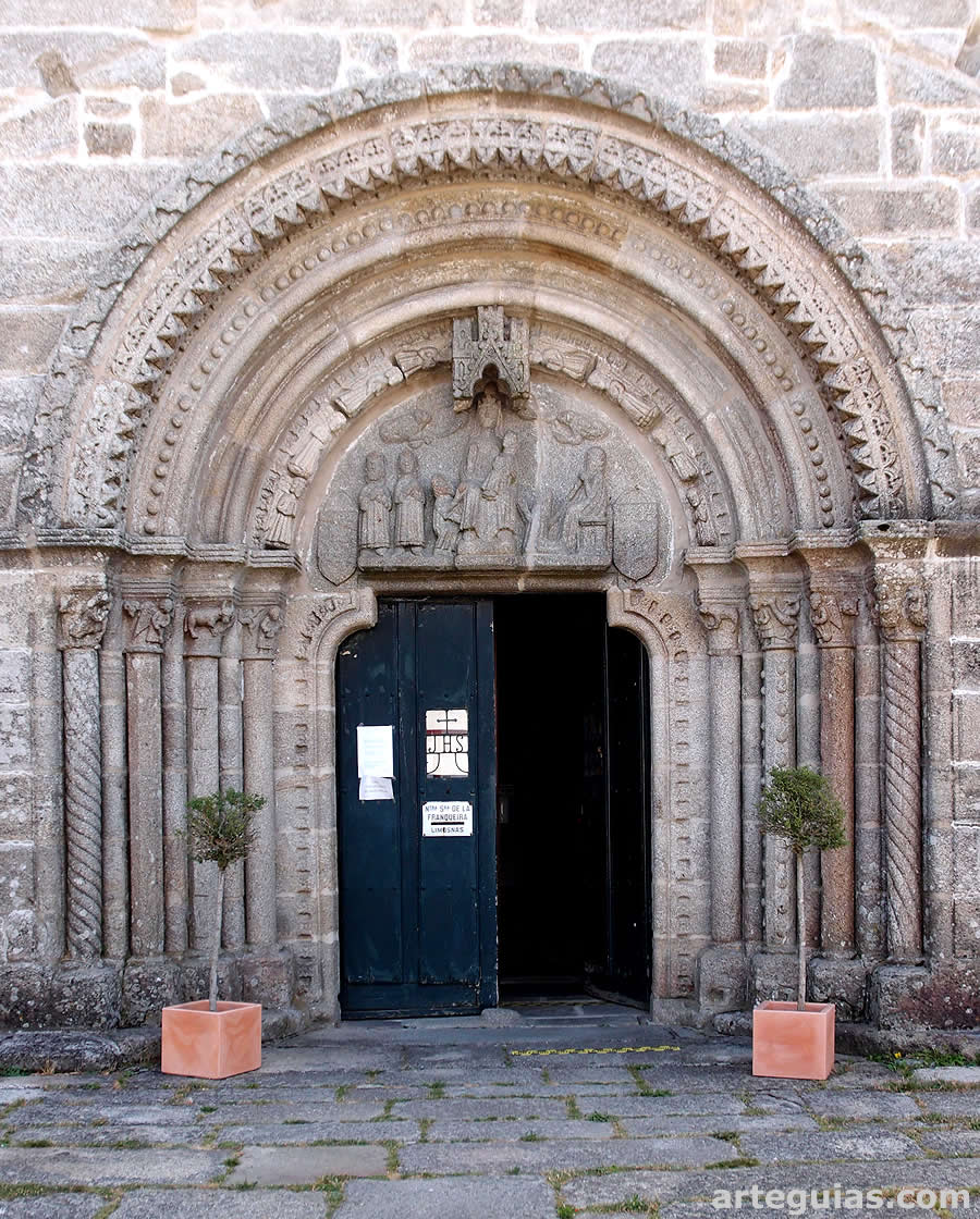 Santuario de A Franqueira: preciosa puertatardorrománica