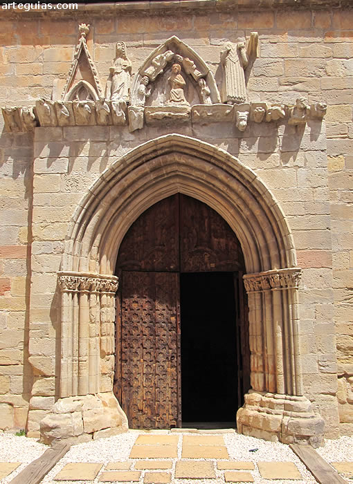 de la Virgen de la Fuente de Pe&ntilde;arroya de Tastavins: portada sur de la iglesia medieval