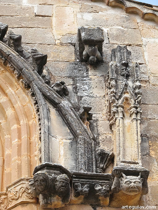 Ventanal g&oacute;tico de la cabecera