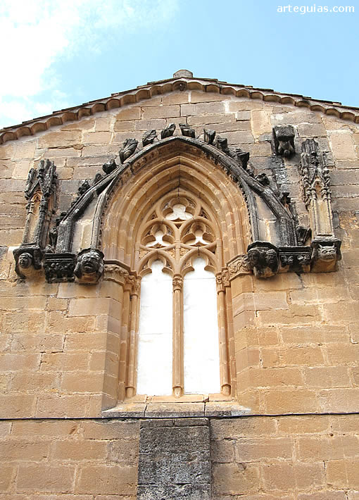 Ventanal de la cabecera de la iglesia