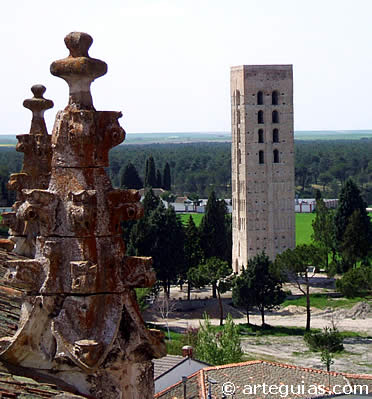 Campanario de San Nicol&aacute;s, visto desde lo alto de la iglesia parroquia del Coca