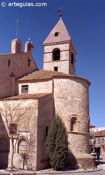 Cabecera, galer&iacute;a y campanario de la iglesia rom&aacute;nica de Santa Mar&iacute;a La Mayor de Fuentepelayo, Segovia