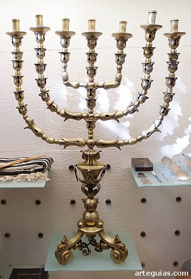 Candelabro jud&iacute;o de siete brazos en el Museo Sefard&iacute;