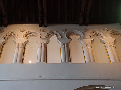 Galería de arcos de herradura y polilobulados
