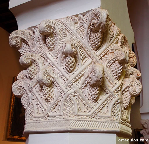 Capitel vegetal con piñas de los pilares que soporta los arcos de herradura