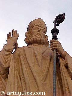 Estatua del obispo Pedro de Osma