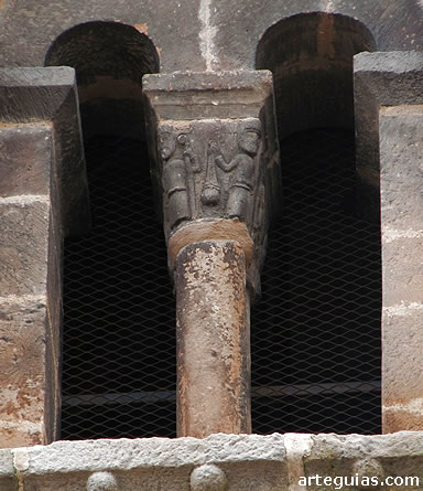 Capitel de uno de los ventanales de la torre de San Miguel