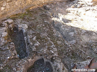 Necr&oacute;polis medieval junto a la iglesia de San Juan Bautista