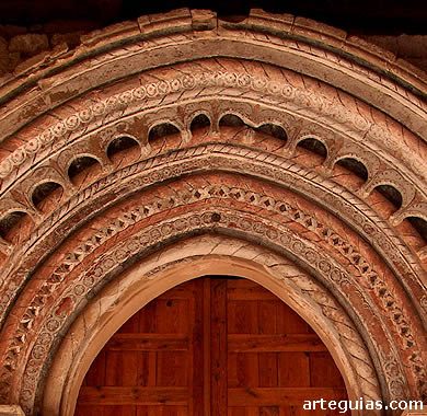 Decoraci&oacute;n de relieves y pict&oacute;rica de las arquivoltas