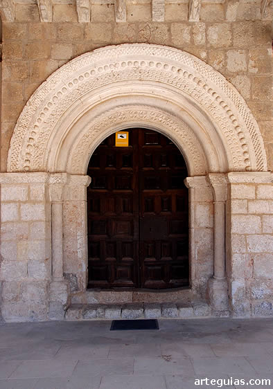 Puerta de ingreso a la iglesia de San Gin&eacute;s de Rejas de San Esteban