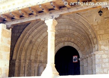 Portada de la iglesia de Zayas de Torres, Soria