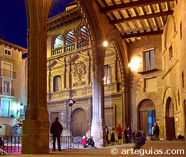 La Lonja y Ayuntamiento de Alca&ntilde;iz, en la Plaza de Espa&ntilde;a