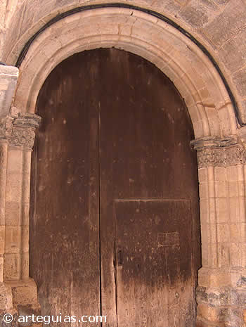Puerta occidental de la iglesia parroquial